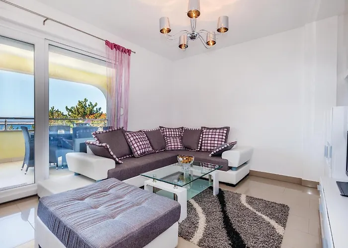 6 Bedroom Cozy In Crikvenica
