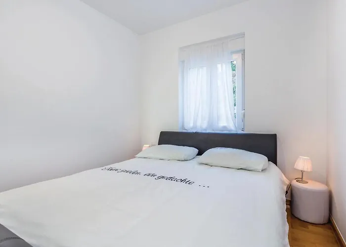 6 Bedroom Cozy In * Crikvenica