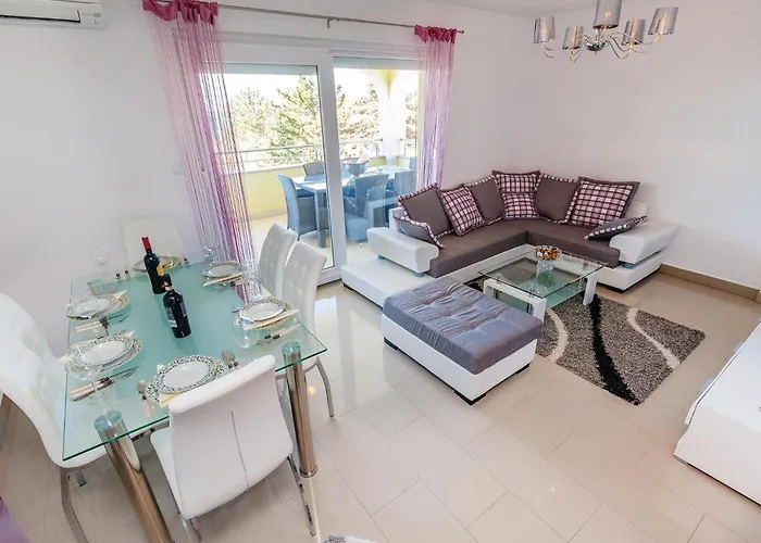 6 Bedroom Cozy In Crikvenica