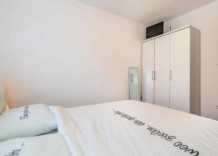 6 Bedroom Cozy In Crikvenica