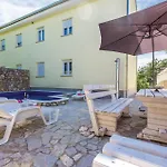 Awesome Home In Crikvenica Hébergement de vacances
